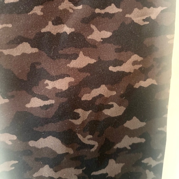 Athleta Salutation Stash Pocket II 7/8 Camo Leggings Large - Picture 3 of 10